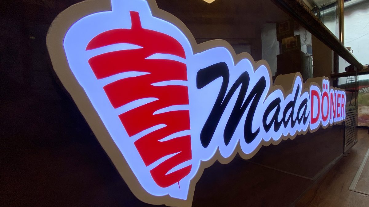 Leuchtendes Mada Döner Logo mit Döner-Symbol